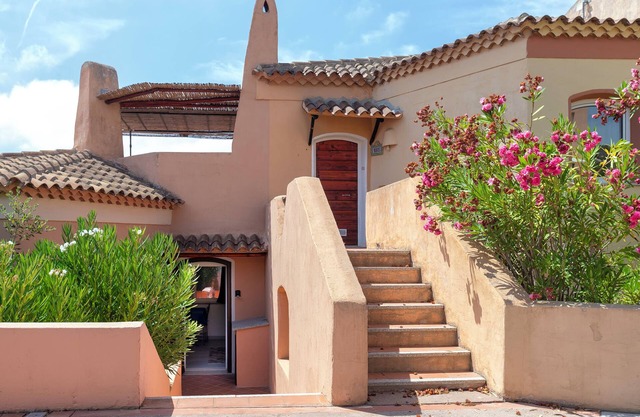 Apartment 'Calarossa Beach House' with Sea View, Wi-Fi and Air Conditioning