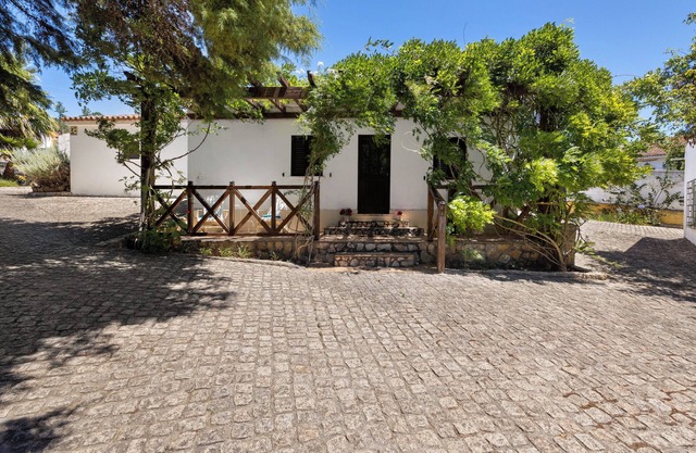 Apartment 'Casa Retiro' with Shared Pool, Wi-Fi and Air Conditioning