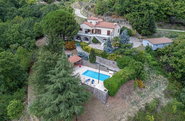 Apartment 'Chataigniers' with Mountain View, Private Pool and Wi-Fi