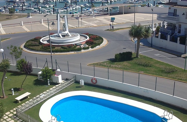 APARTMENT- CHIPIONA, GARAGE, POOL NEAR THE TOWN CENTER AND BEACH, INTERNET,