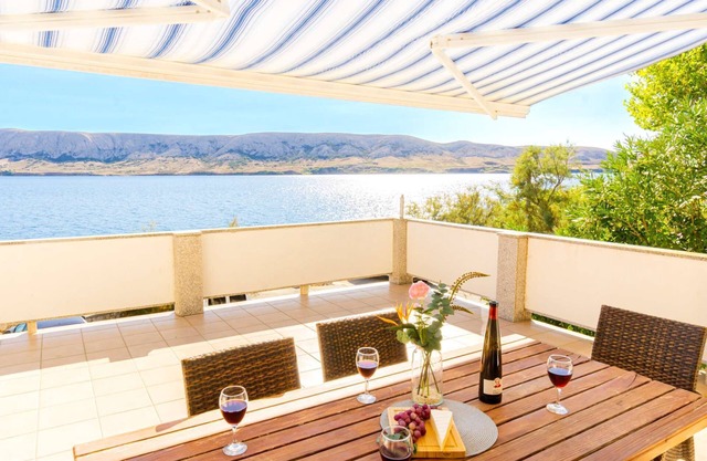 Apartment directly at the beach with sea view, free WiFi