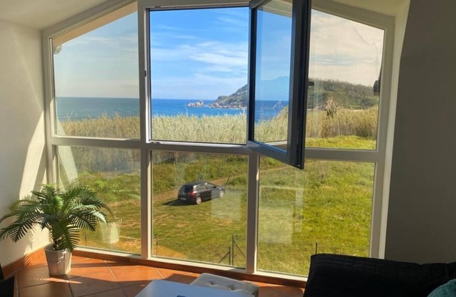 Apartment with splendid views over the ocean and the beach.