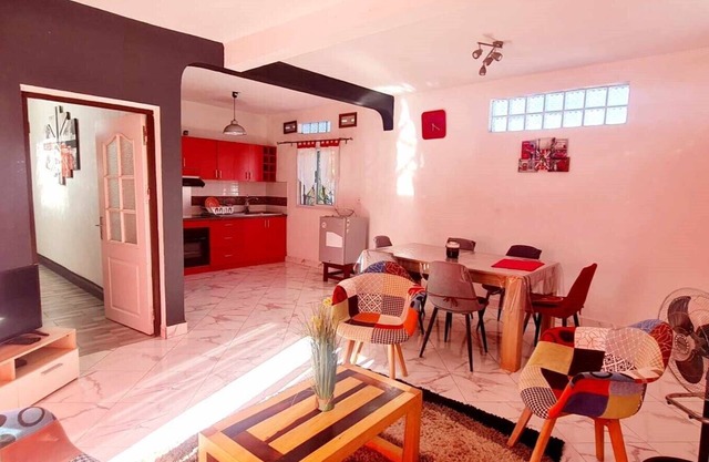 Apartment F4 Londres piscine terrasse coin barbecue. 3 km from the city center!