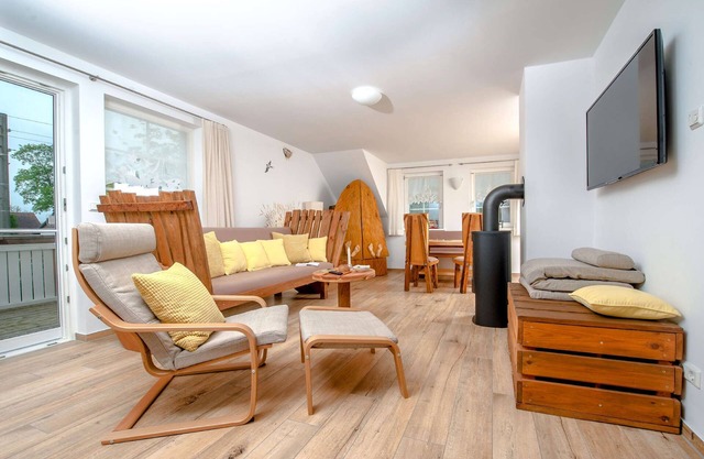 Apartment 'Ferienwohnung Heuschober' with Balcony and Wi-Fi