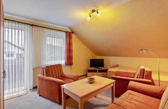 Apartment 'Ferienwohnung 3' with Shared Garden, Balcony and Wi-Fi