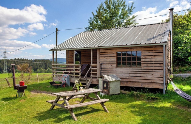 Apartment 'Ferienhütte Eiken' with Private Terrace and Shared Garden