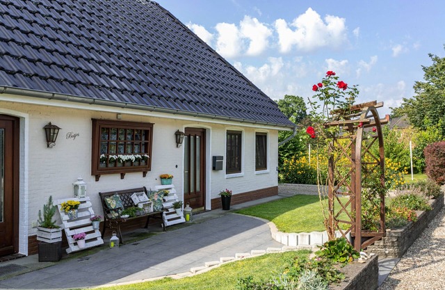 Apartment 'Ferienwohnung Butjes' with Private Terrace, Shared Garden and Wi-Fi