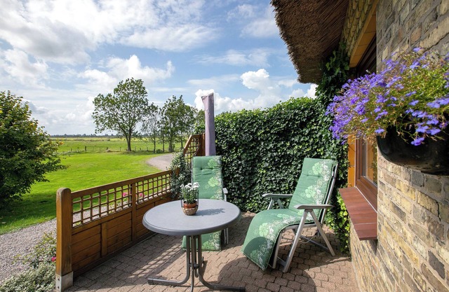 Apartment 'Ferienwohnung Am Eiderdeich' with Private Terrace, Shared Garden and Wi-Fi