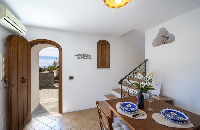Apartment for 2 people in the hills of Positano, with small balcony overlooking the sea