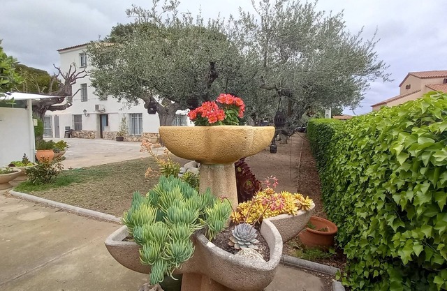 Apartment for 4 in villa, satellite TV, garden, pool, 10 min. walk to the beach