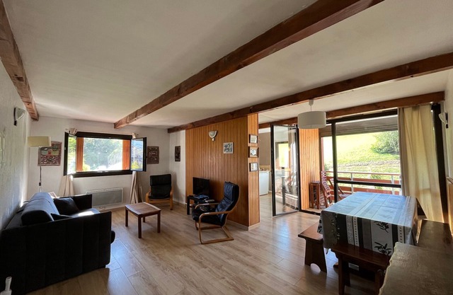 Apartment for 9 with Terrace Facing the Slopes, Close to Amenities and Pool