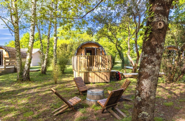 Apartment 'Ôtonneauxstress - Vigneron' with Private Terrace, Shared Garden and Wi-Fi
