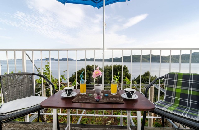 Apartment Giovani - Two Bedroom Apartment with Balcony and Sea View