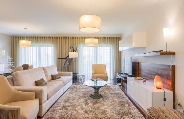 Apartment 'Glicínias Guest House' with Private Terrace, Wi-Fi and Air Conditioning