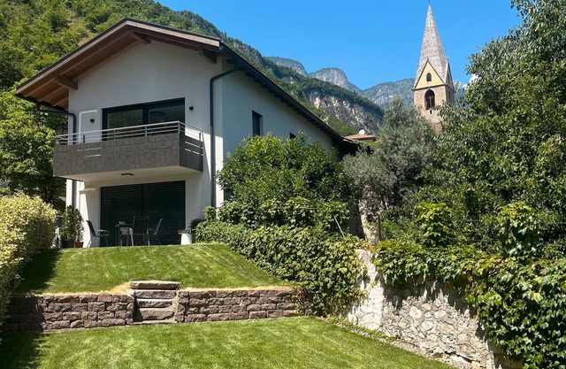 Apartment "Haus Weinblick Apt 3" with Mountain View, Terrace & Wi-Fi