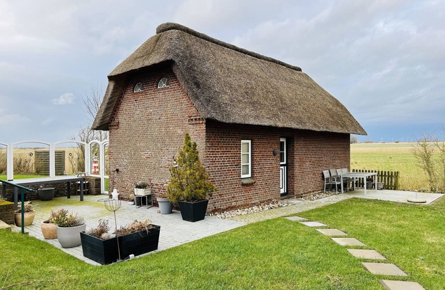 Apartment 'Hyggelig Am Deich - Ockholm' with Private Terrace, Shared Garden and Wi-Fi