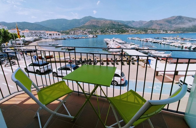 Apartment in the first sea line. Ideal for families.