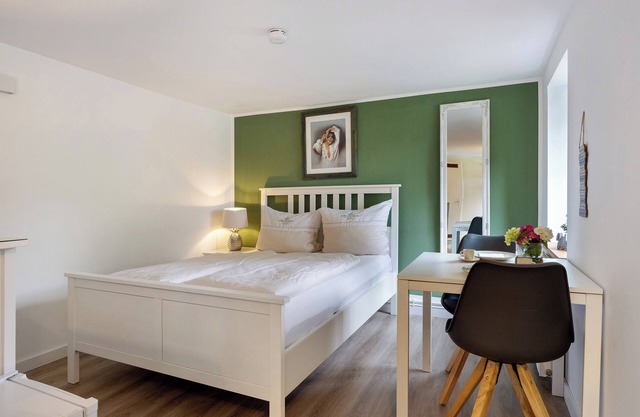 Apartment 'Idyllisches Zimmer Im Grünen' with Private Garden and Wi-Fi