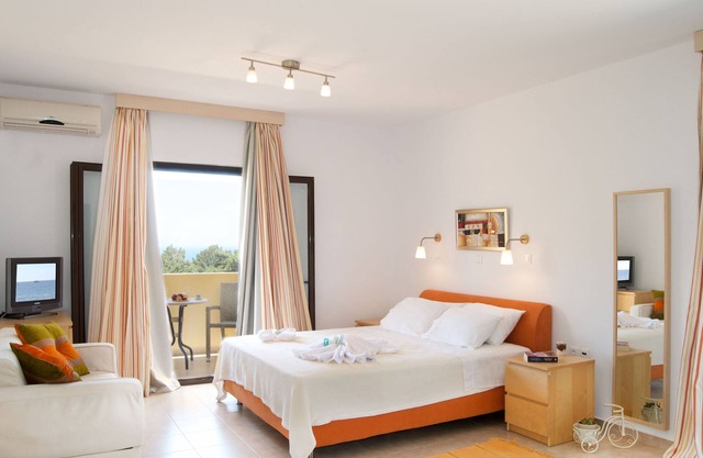 Apartment In A Hotel 'Miraluna Studio 3' with Private Terrace, Wi-Fi and Air Conditioning