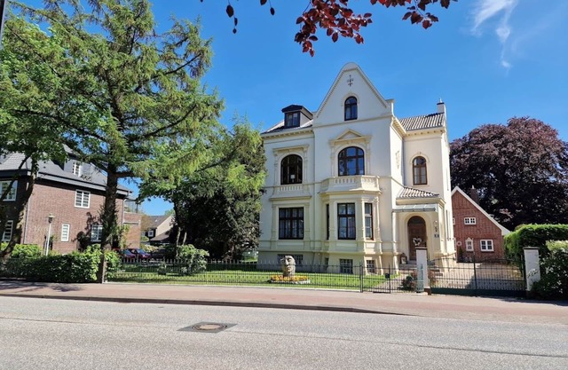 Apartment in charming turn-of-the-century old town villa
