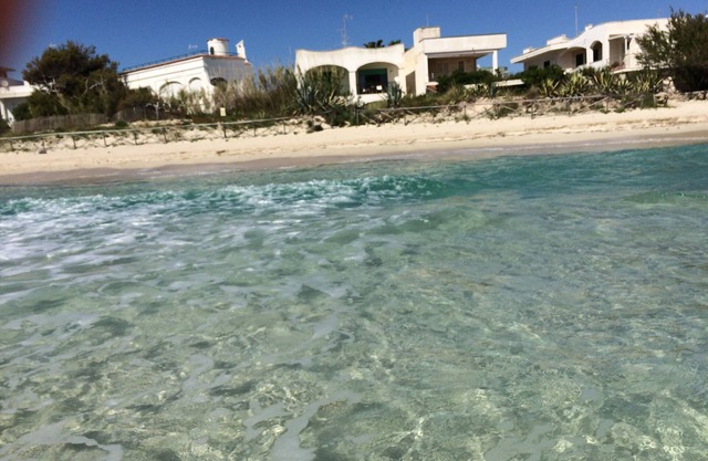 Apartment in villa with beautiful sea view and direct access to the beach