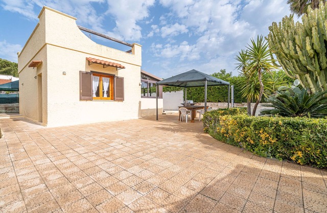 Apartment 'La Gialla' with Private Terrace, Wi-Fi and Air Conditioning