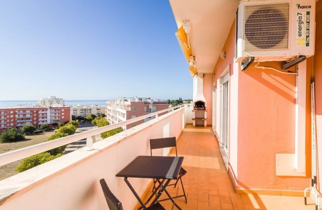 Apartment on the outskirts of Armacao de Pera with sea view.