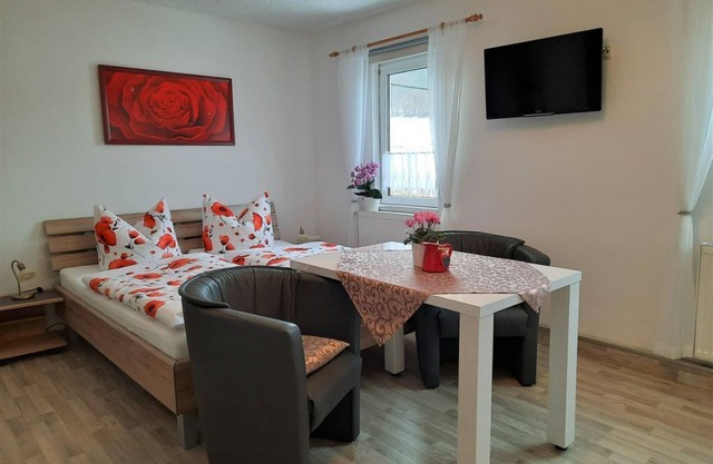 Apartment "Pfaffenstein", living room/bedroom - Ferienhof Müller