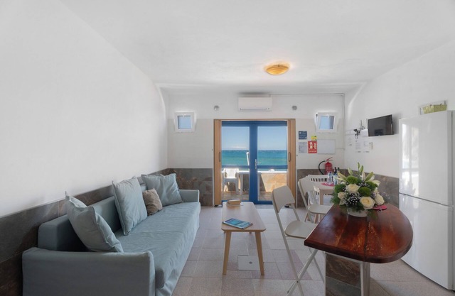 Apartment 'Playa Azul - 4' with Sea Views, Wi-Fi and Air Conditioning