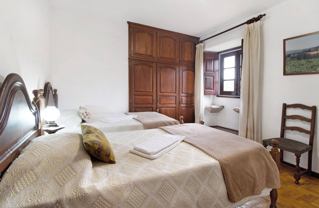 Apartment 'Quarto Familiar - Casa Do Adro' with Mountain View, Wi-Fi and Air Conditioning