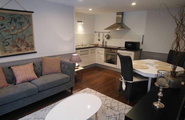 Apartment-Romantic-Ensuite with Shower-Terrace-isle 2