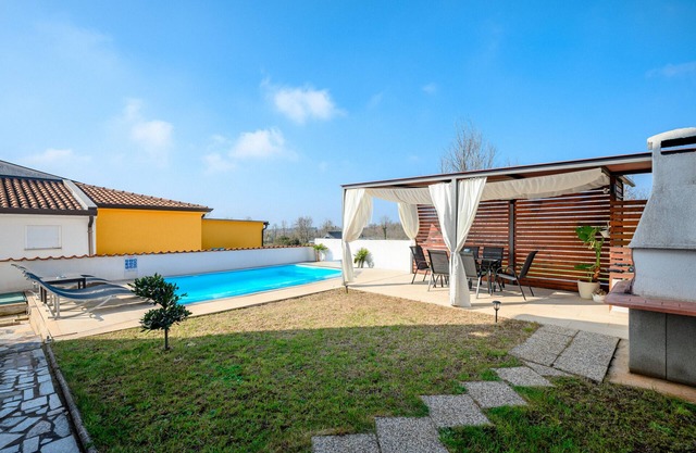 Apartment Rose I with shared pool in Poreč, Istria