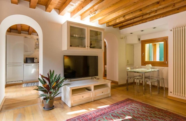 Apartment 'Sant' Eufemia Verona' with Balcony, Wi-Fi and Air Conditioning