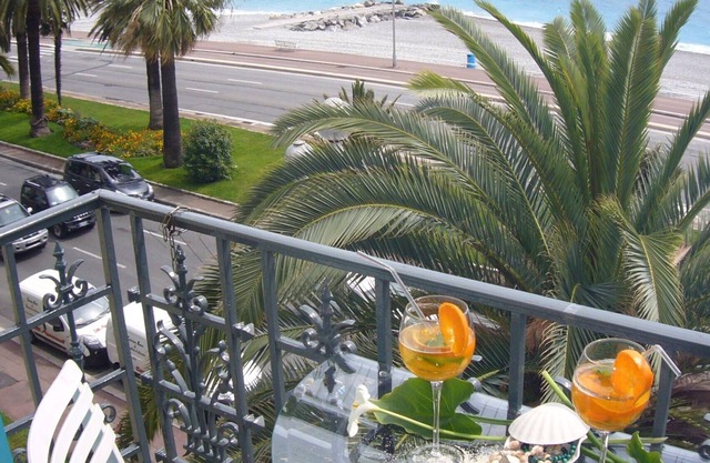 Apartment seafront on the 'Promenade des Anglais' with garage