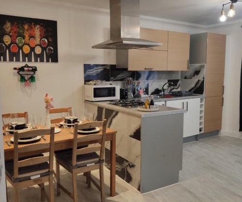 Apartment - Sleeps 4 - Balcony - Parking