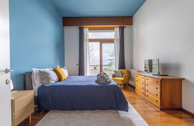 Apartment 'Stanza Fiordaliso' with Mountain View, Shared Terrace and Wi-Fi