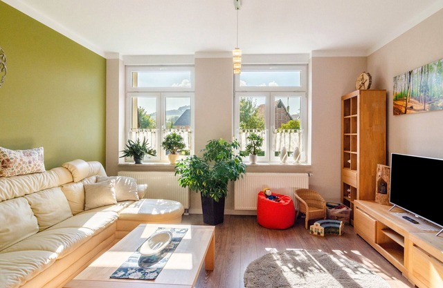 Apartment Theo in the 'Alte Schule' Holiday Home with Mountain View, Shared Terrace & Wi-Fi