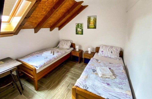 Apartment Verde - rooms with private bathrooms: R2(2) - Vrbanja, Continental Croati, Croatia