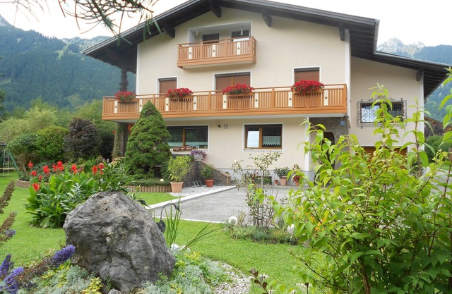 Apartment with 4 edelweiss awarded for 2-4 people in Höfe near Reutte