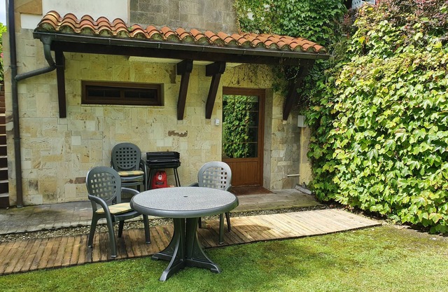 APARTMENT WITH ENTRANCE THROUGH GARDEN IN PRIVATE URBANIZATION 5 MIN FROM THE BEACH