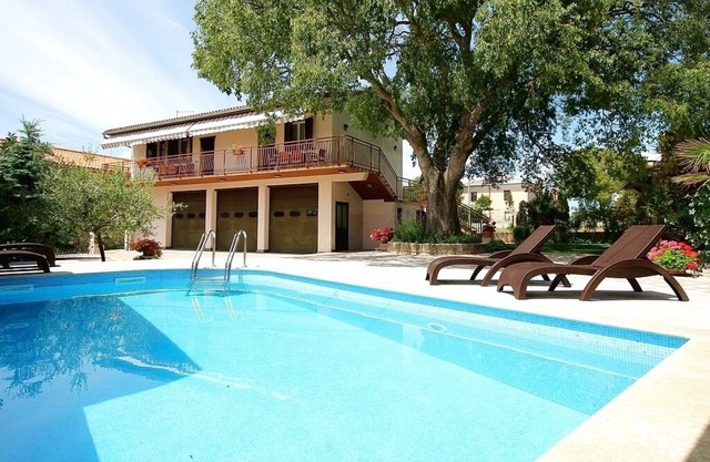 Apartment with pool and pets are also allowed