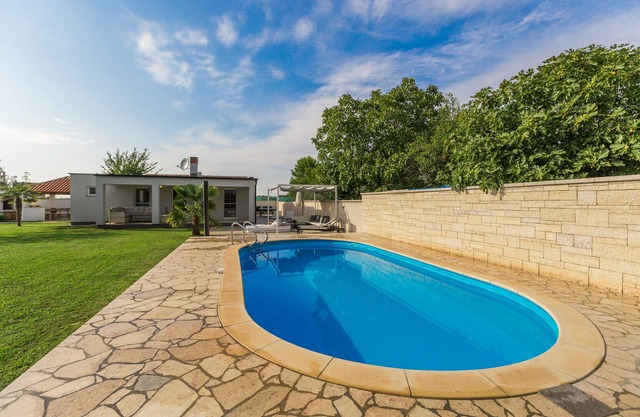 Apartment with pool for private use in Medulin-Pomer, few min from beach