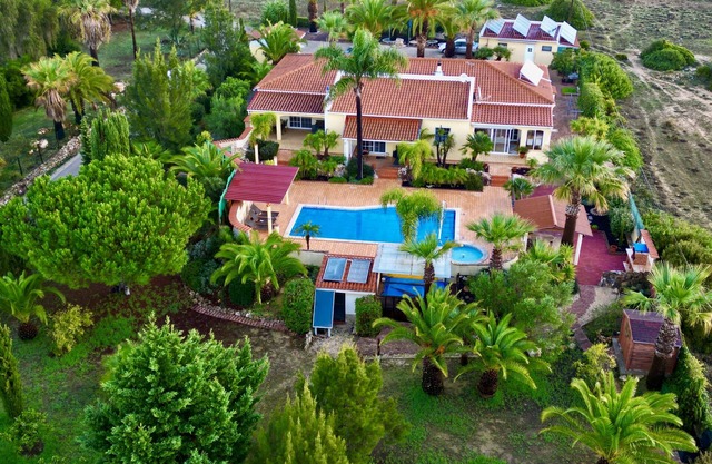 Apartment with pool in a quiet location and beautiful garden