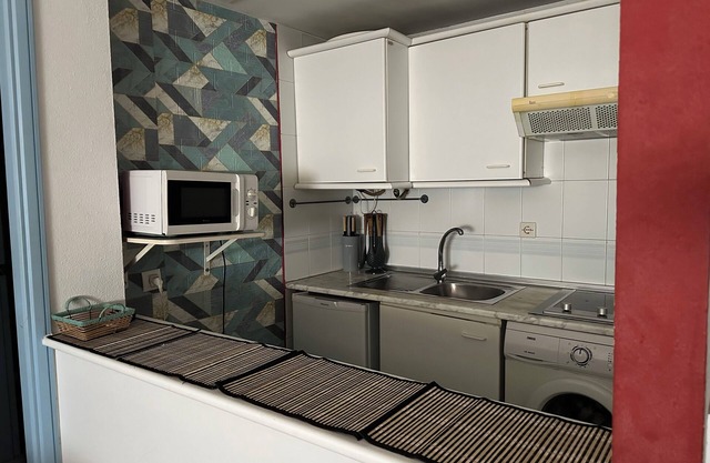 Apartment with pool, wifi and close to the airport