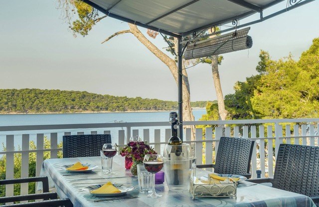 Apartment with sea view, large terrace, garden, parking, air conditioning in every room