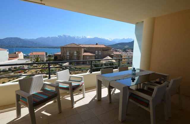 Apartment with terrace overlooking the bay of Calvi, 5 minutes from the town center