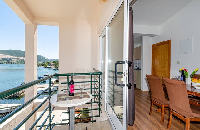 Apartments Oliver (52861-A2) - Putnikovic