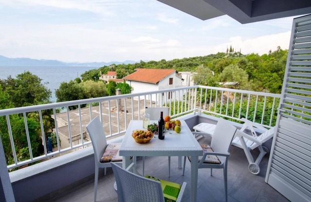 Apartments Vesela - Comfort One Bedroom Apartment with Balcony and Sea View