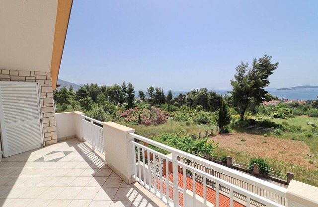 Apartments Villa Michele-Three Bedroom Apartment with Partial Sea View (Grejp)