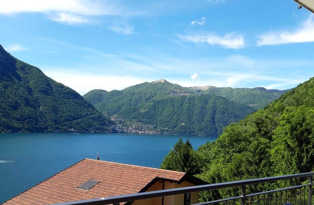 Appartamento "2 Il Tornante" with Lake & Mountain Views, Wi-Fi, A/C & Balcony